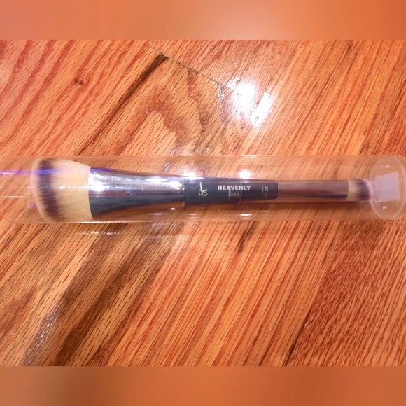 IT COSMETICS Heavenly Luxe 23 Dual Buffing Brush - NEW! - Picture 1 of 6